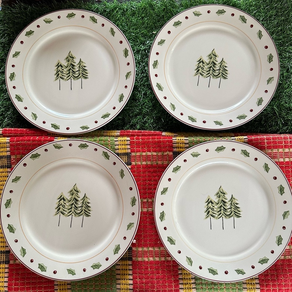 4 MB Merry Brite porcelain dinner plates. New without tags. Perfect Christmas